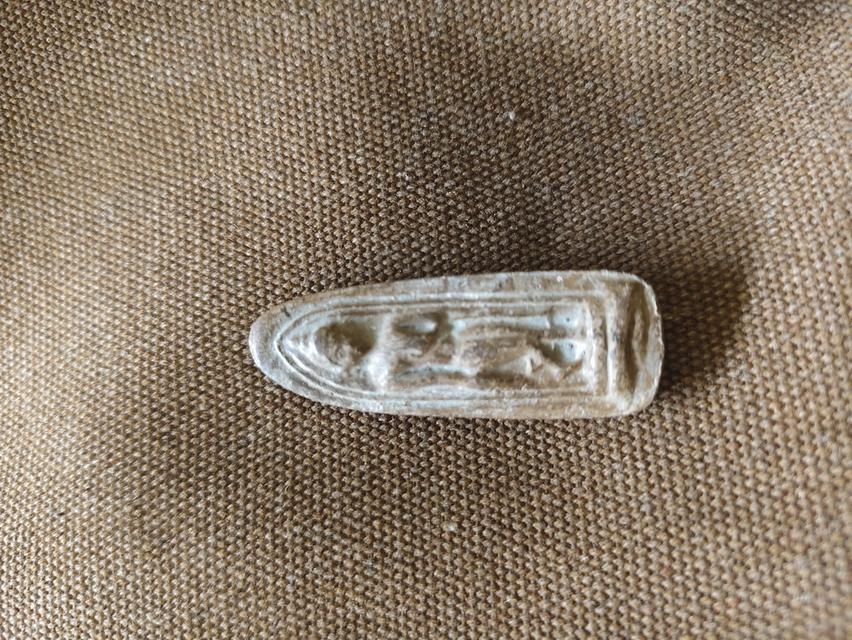 พระลีลา เม็ดขนนชุ่มกำแพง