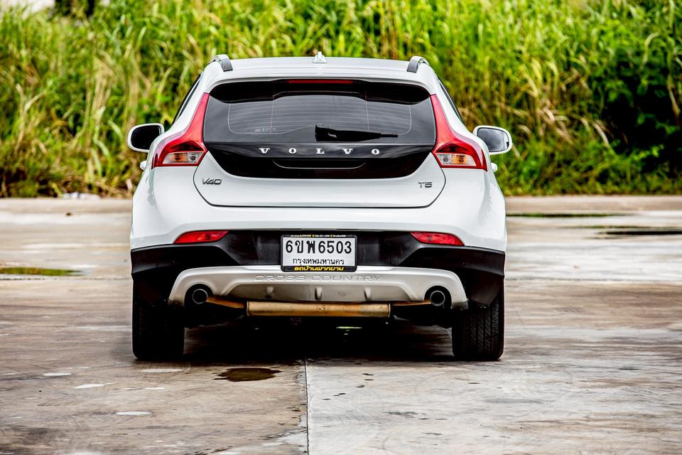 Volvo V40 T5 S 2.0 AT ปี 2014 สีขาว สภาพดีมากๆ  7