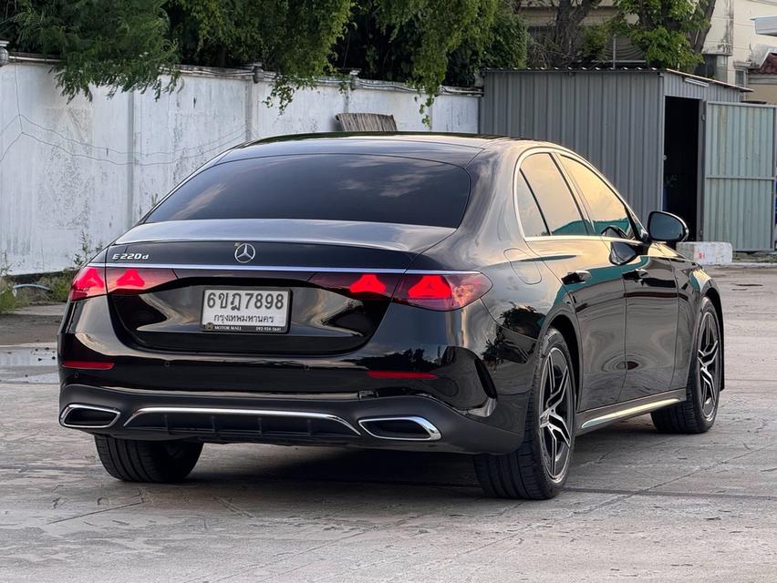 Mercedes-Benz E220d AMG Lineปี 2024 สีดำ เลขไมล์ 30,000 กม.💰ราคา 2,750,000 บาท📍Warranty: หมด 30/08/2027 รูปที่ 4