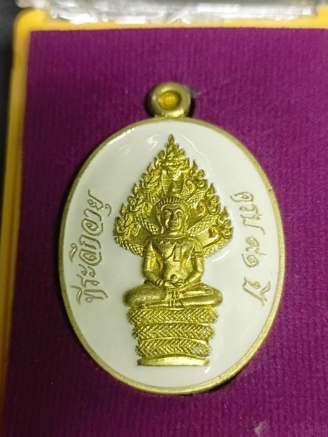 เหรียญนาคปรกมหาลาภ หลวงพ่อคูณ ปริสุทโธ ปี 2557#เนื้อฝาบาตรลงยาขาว พร้อมกล่องเดิม เลข 7906