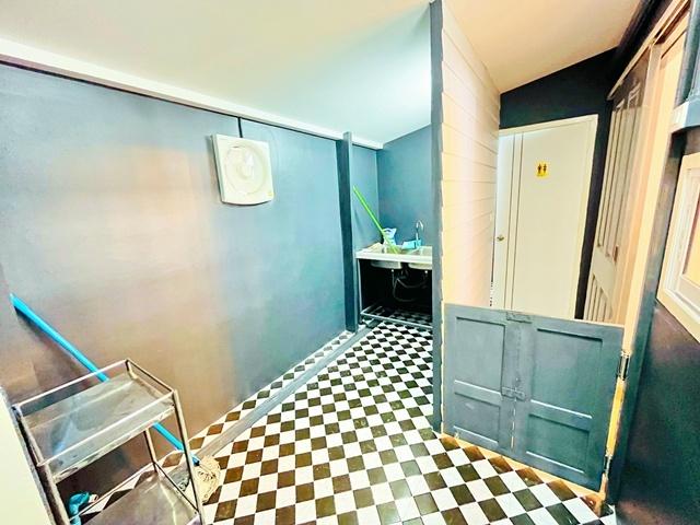 ใกล้ BTSสุรศักดิ์ 800 ม. รพ.เซนต์หลุยส์ 900 ม.80 ตร.วา. 240 ตร.ม. บ้านชั้นเดียวให้เช่า 1 นอน 1 น้ำ 8