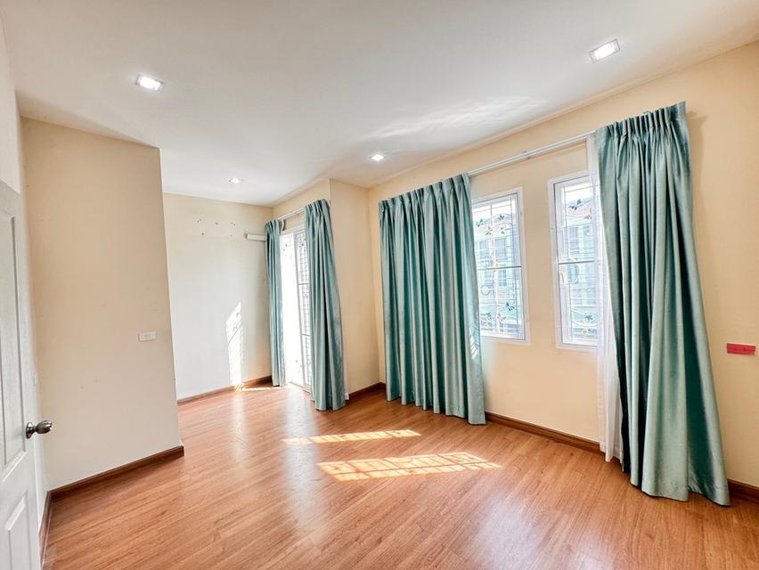 ขายทาวน์เฮ้าส์สวย พร้อมอยู่ ทำเลดี “โกลเด้นทาวน์ รามอินทรา-วงแหวน' 9