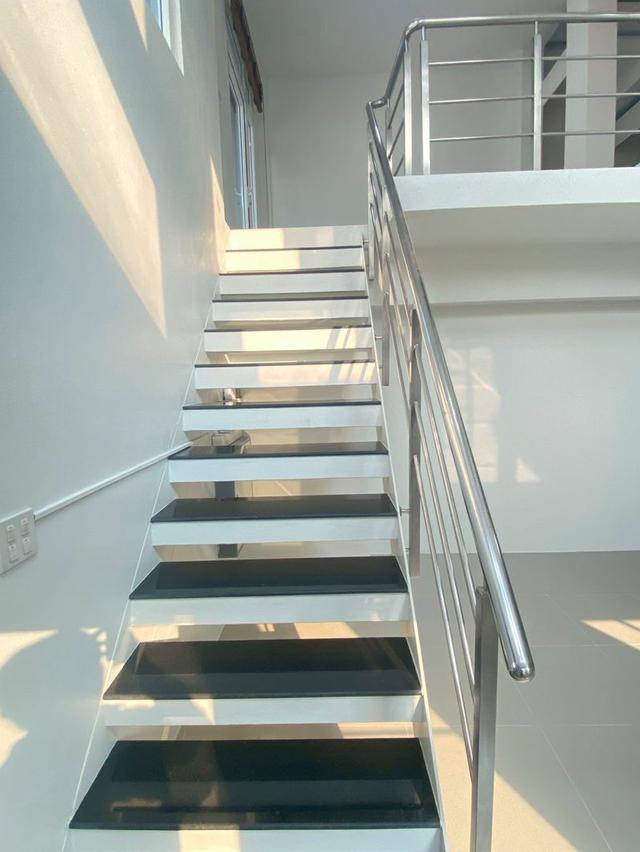 ขายทาวน์โฮม 3 ชั้น หลังมุม  เนื้อที่ 30.3 ตร.วา  หมู่บ้านเมอริทเพลส 2  ถนนลาดพร้าว 101 ซอย 39 แขวงวังทองหลาง 18