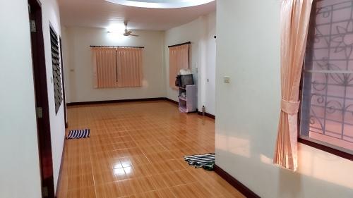 บ้านเดี่ยวบนเขา 54 ตรว. 2 ห้อนนอนใหญ่ 4x4 เมตร พร้อมโรงจอดรถเล็กได้ 2 คัน มีรั้วรอบขอบชิด มีมุ้งลวด เหล็กดัด ผ้าม่าน แอร์ เครื่อวทำน้ำอุ่น ครัว 14