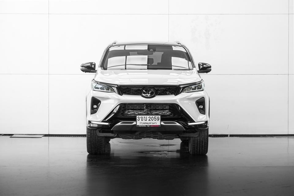 2022 TOYOTA FORTUNER 2.4 LEGENDER BLACK TOP 4WD SUV สีขาว-ดำ เลขไมล์ 34323 กม.