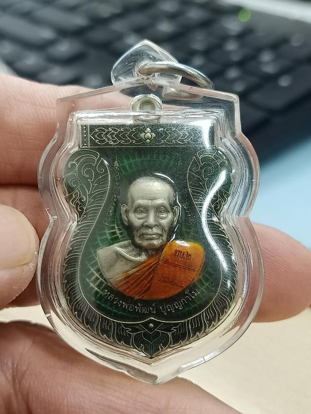 6-17 เหรียญเสมา ทบ.2 หลวงพ่อพัฒน์ วัดห้วยด้วน จ.นครสวรรค์ 2564 อัลปาก้าซาติน ลงยาเขียว ขอบ จีวร หมายเลข 1909 ***เลี่ยมพร้อมใช้