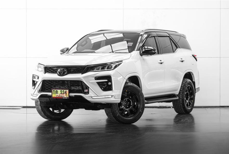 2022 Toyota Fortuner 2.8 GR Sport 4WD SUV สีขาว-ดำ ไมล์ 89353 กม.