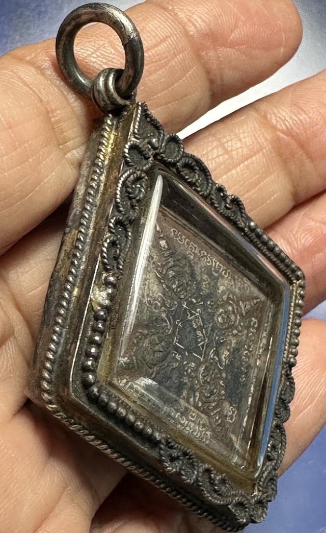 เหรียญพระพรหมสี่หน้า เนื้อเงินหลังจาร เลี่ยมเงิน ไม่ทราบที่ รูปย่อยที่ 3