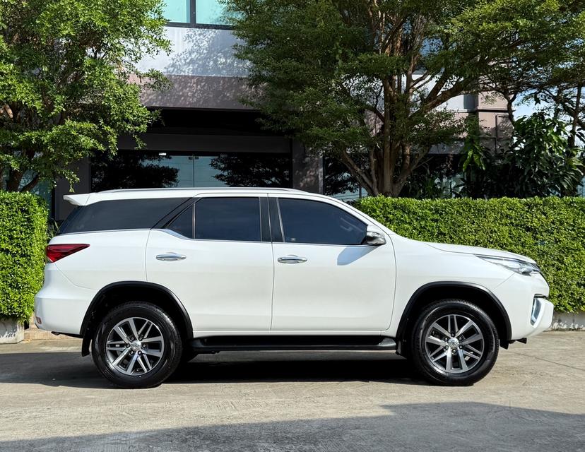 2018 TOYOTA FORTUNER 2.8V 4WD รถมือเดียวออกป้ายแดง รถวิ่งน้อย เข้าศูนย์ทุกระยะ ไม่เคยมีอุบัติเหตุครับ 2