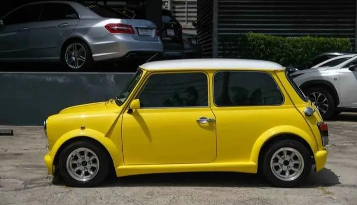 Mini Austin สีเหลือง ปี 1978 2