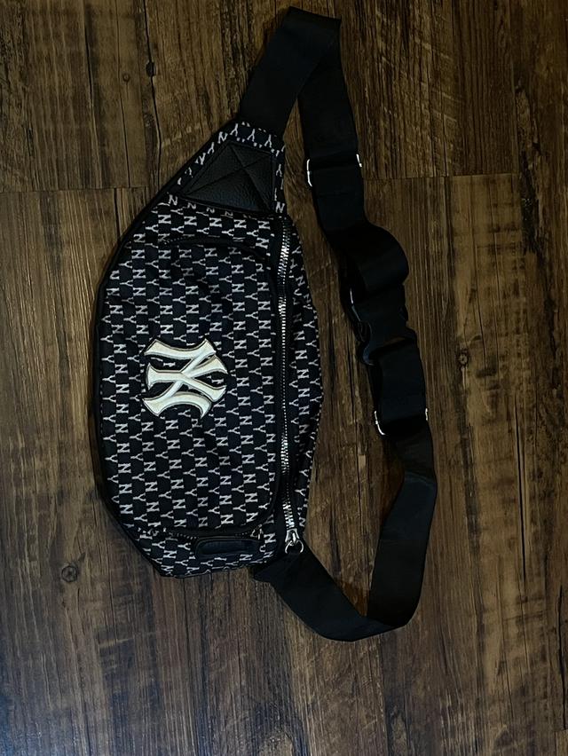 MLB NY Monogram Crossbody Bag. 750 บาท ส่งฟรี พร้อมส่ง! 🚀