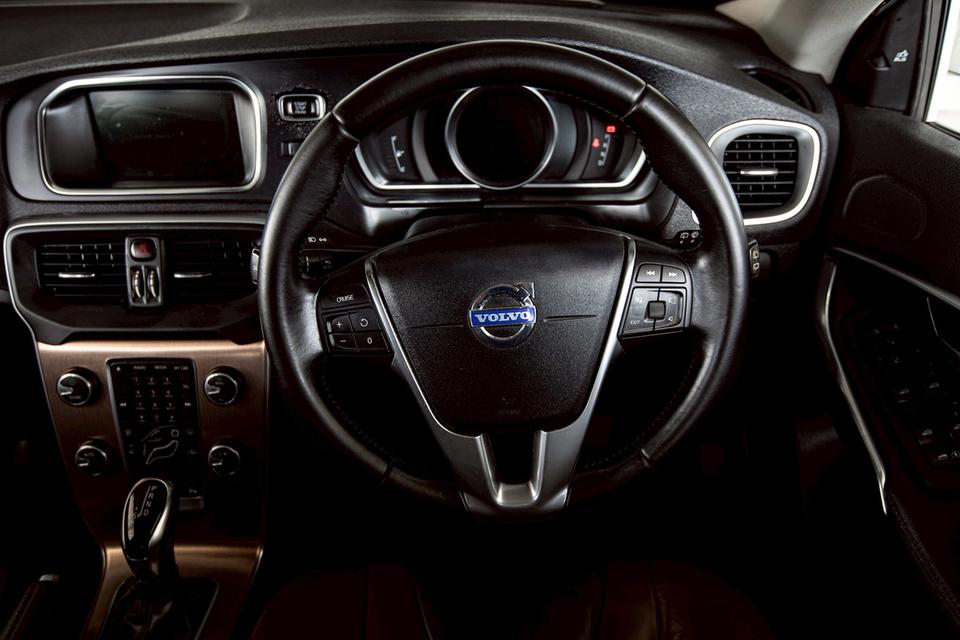 Volvo V40 T5 S 2.0 AT ปี 2014 สีขาว สภาพดีมากๆ  18
