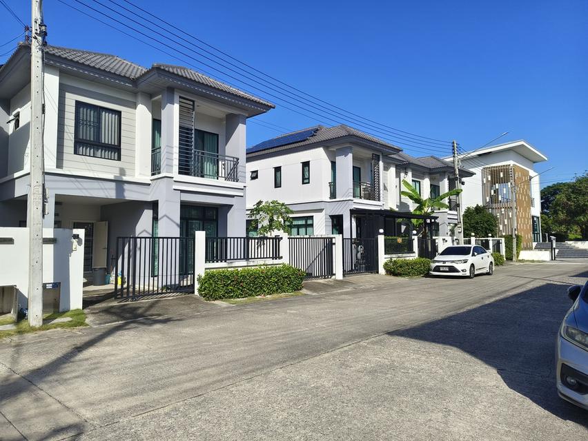 บ้านแฝดสไตล์บ้านเดี่ยว พร้อมติดตั้งระบบโซล่า ตัวบ้านไม่ติดกันสามารถเดินรอบบ้านได้ ก่อสร้างด้วยอิฐมอญแดง 2