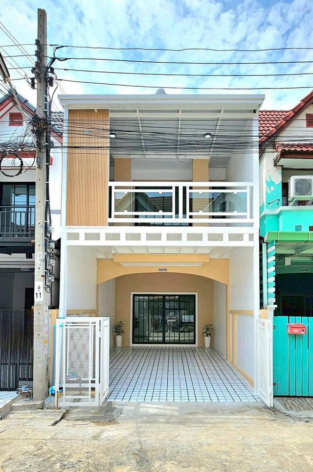 หมู่บ้านสวีทโฮมปาร์ค บางบัวทองทาวน์เฮ้าส์ 2 ชั้น   มีระเบียงด้านหน้า ตกแต่งใหม่ มีสระว่ายน้ำในหมู่บ้าน ถนนบางกรวย-ไทรน้อย มีระเบียงด้านหน้า 2