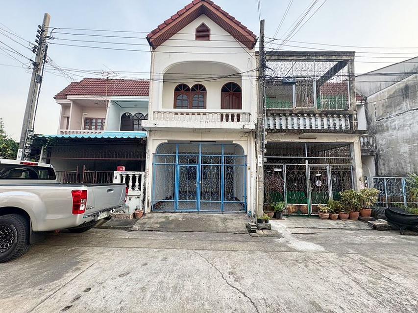 หมู่บ้านเพชรเกษม 2 ซอยเพชรเกษม 55/2 ใกล้ MRT หลักสอง ใกล้รพ.เกษมราษฎร์ 17 ตร.วา 3 นอน 2 น้ำ 1