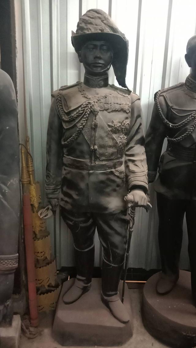 651.พระบรมรูปหล่อในหลวงรัชกาลที่ 6 พระบาทสมเด็จพระปรเมนทรมหาวชิราวุธฯ พระมงกุฎเกล้าเจ้าอยู่หัว (องค์ใหญ่)