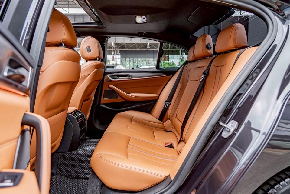 รหัสรถ NP3696 รุ่นรถ : BMW 530e M SPORTปีรถ : 2020 13