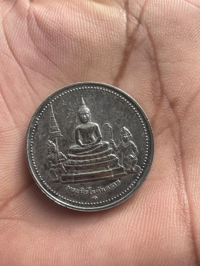 เหรียญเนื้อเงิน ที่ระลึกในวโรกาสฉลองพระบรมราชสมภพ 120 ปี พระ บาทสมเด็จพระมงกุฏเกล้าเจ้าอยู่หัว ปี 2544 ครับ