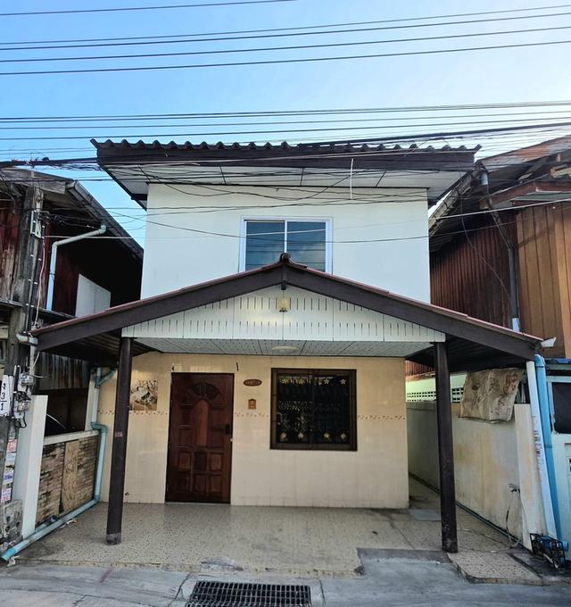 ขายด่วน ทาวน์เฮ้าส์ 2ชั้น เคหะร่มเกล้า29 โซน9 เจ้าของขายเอง ราคาถูกมาก สำหรับนักลงทุน และคนหาไปรีโนเวทบ้านเอง 1