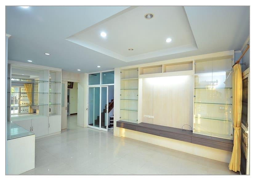 บ้านเดี่ยว 2 ชั้นหมู่บ้านปรีชา(ร่มเกล้า)  รีโนเวทใหม่สวยมาก ทำเลดีสุดๆ ติดถนนร่มเกล้า 5