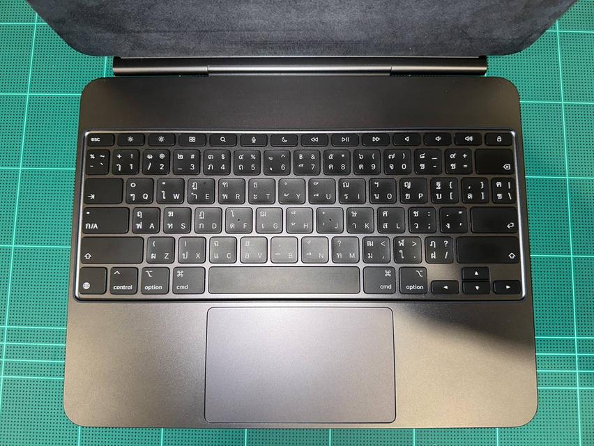 iPad Magic Keyboard (Black - Thai) 13 นิ้ว รุ่น iPad Pro M4 แถม เคสหลัง PITAKA