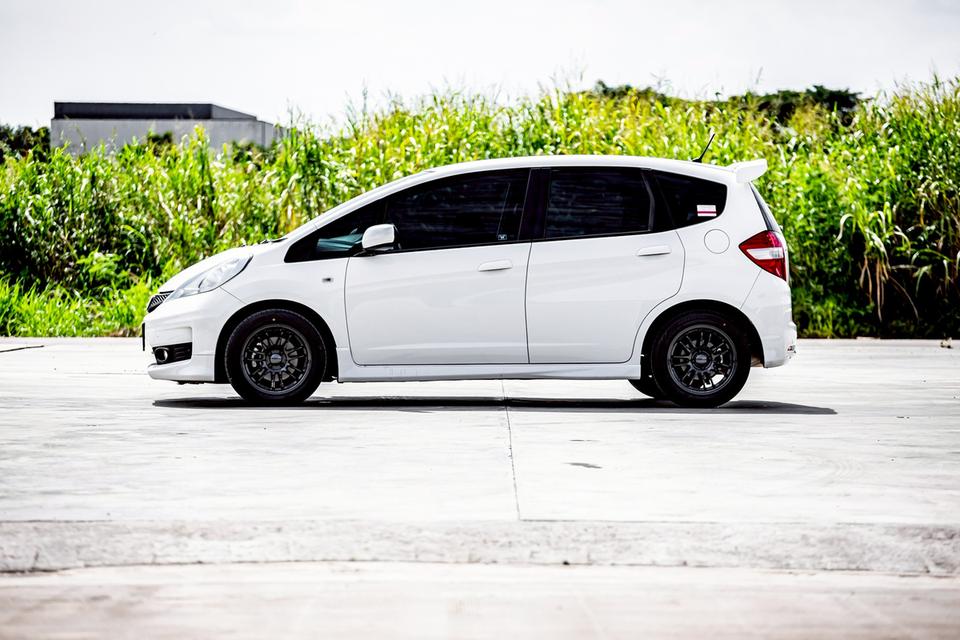 Honda Jazz 1.5 S ปี 2013 สีขาว มือเดียวป้ายแดง  9