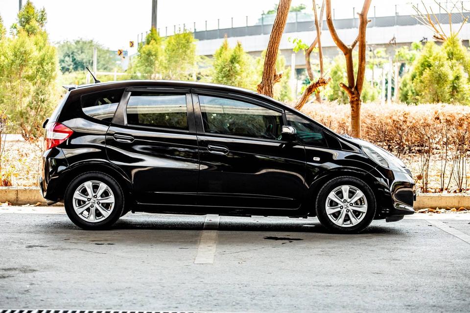 Honda Jazz 1.5 V ปี 2013 AT สีดำ มือเดียวป้าย 5