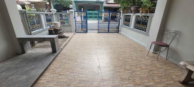 ขายทาวน์เฮ้าส์ 2 ชั้น เพิ่งรีโนเวทใหม่ หมู่บ้าน เค.ซี. รามอินทรา 5 ติดถนนพระยาสุเรนทร์ 40 ที่จอดรถ 1 คัน 2