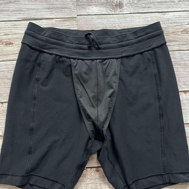 กางเกงขาสั้น lululemon