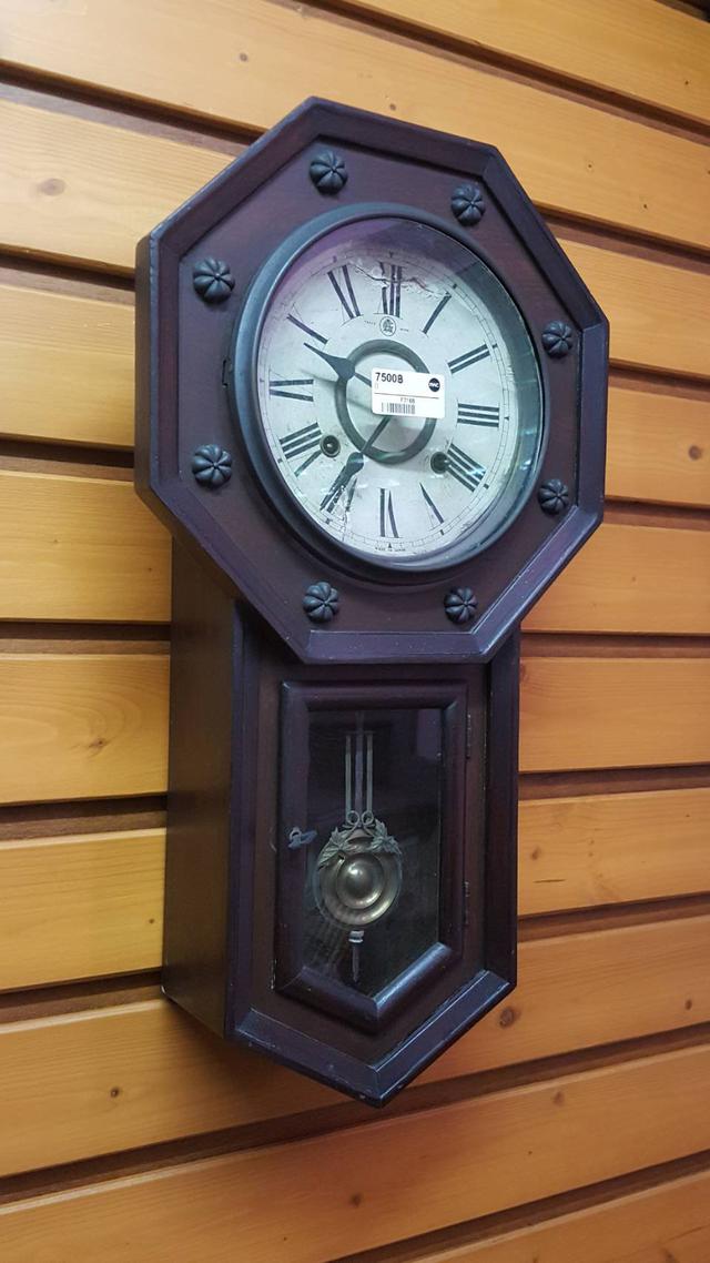 รูป นาฬิกาแขวนไม้โบราณ ทรงแปดเหลี่ยม ผลิตจากไม้แท้  รุ่น F7166 3