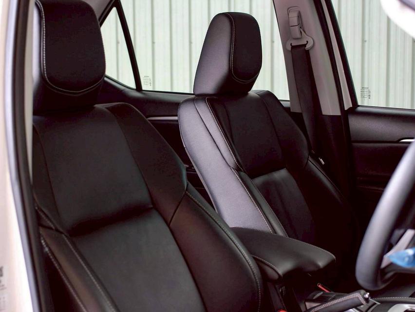 Toyota Fortuner 2.4V 4wd Leader ปี22 12