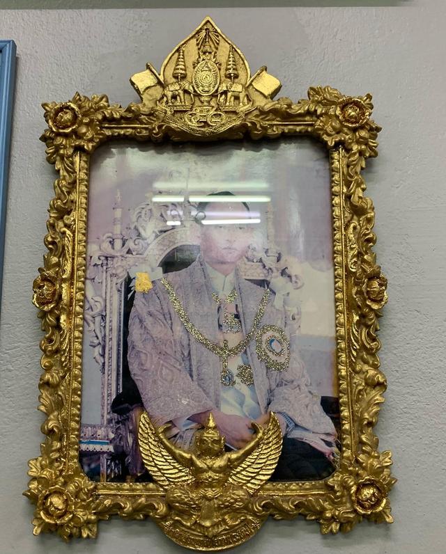ภาพ ร.9 พร้อมกรอบเรซินสมบูรณ์