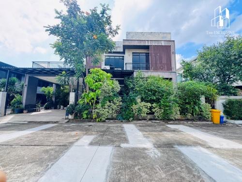 ขายบ้านเดี่ยวหมู่บ้าน “ดิเอ็กซ์คลูซีฟ ปิ่นเกล้า ทวีวัฒนา” ถนนเมน หลังใหญ่ พร้อมห้องอเนกประสงค์ 1