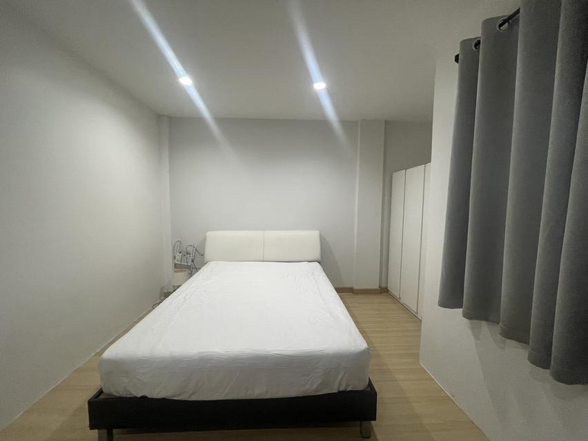 ประกาศขาย / ให้เช่า อาคารพาณิชย์ 2 คูหา หลังมุม ใกล้เมกาบางนา อาคารพาณิชย์ 3 ชั้นครึ่ง พร้อมห้องดาดฟ้า ขนาด 2 คูหา หลังมุม เนื้อที่ 46 ตารางวา พื้นที่ 6