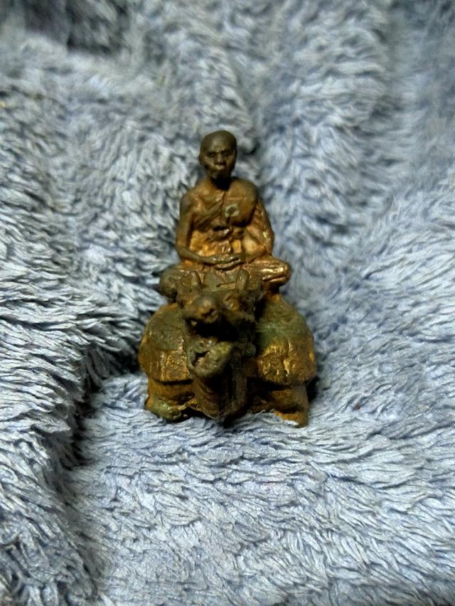 พระเครื่องหลวงปู่หลิวขนาดตั้งหน้ารถ