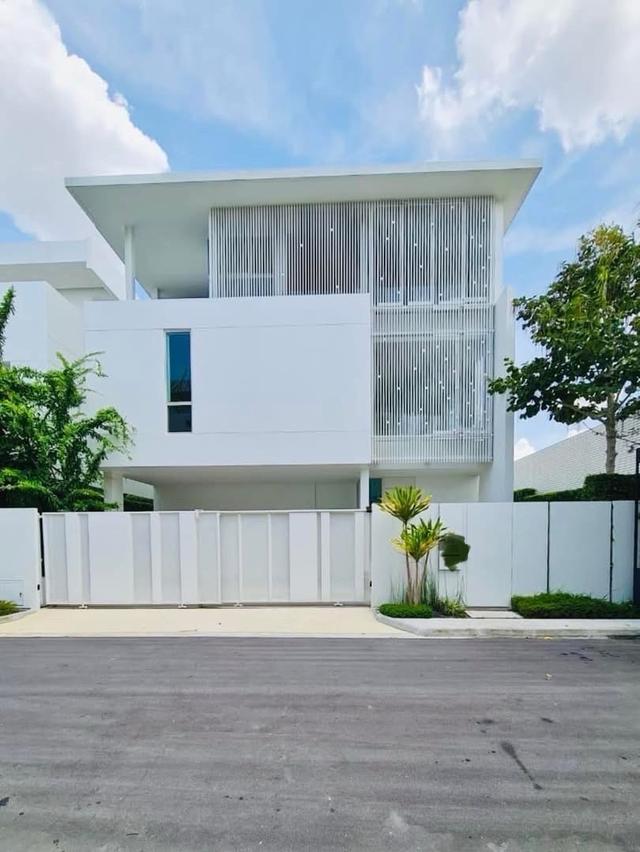 Luxury 3-Story House with Private Elevator at Vive Ekamai–RamintraModern design, fully furnished, dog-friendly, and easy access to the expressway. 1
