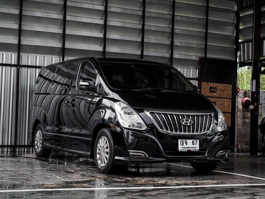 Hyundai H1 2.5 ดีเซล ELITE ปี 2017 สีดำแต่ง VIP พร้อมใช้ได้เลยครับ  1