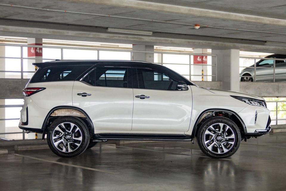 ✨ TOYOTA FORTUNER 2.4 LEGENDER 4WD AT Black Top ปี 2022 แท้ รูปย่อยที่ 4