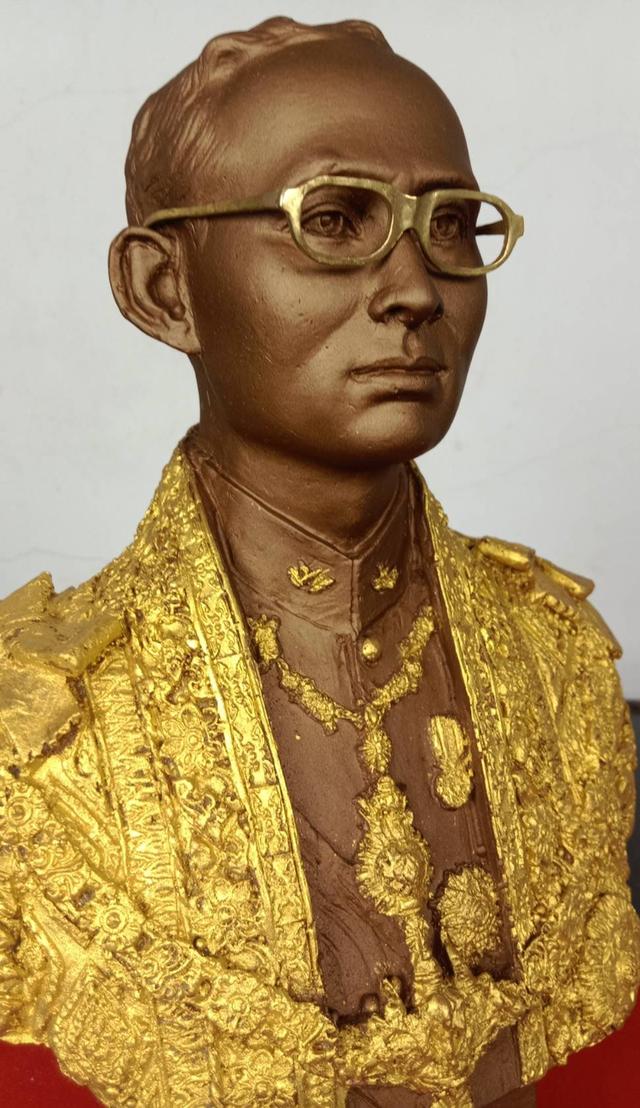 557.พระบรมรูปหล่อครึ่งพระองค์ในหลวงรัชกาลที่9 พระบาทสมเด็จพระปรมินทรมหาภูมิพลอดุลยเดช พร้อมกรอบกระจก 8