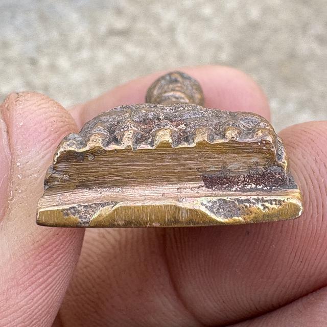 หลวงปู่ทวด วัดช้างให้ พิมพ์หลังเตารีด ปี05 เนื้อนวะโลหะ รูปที่ 5