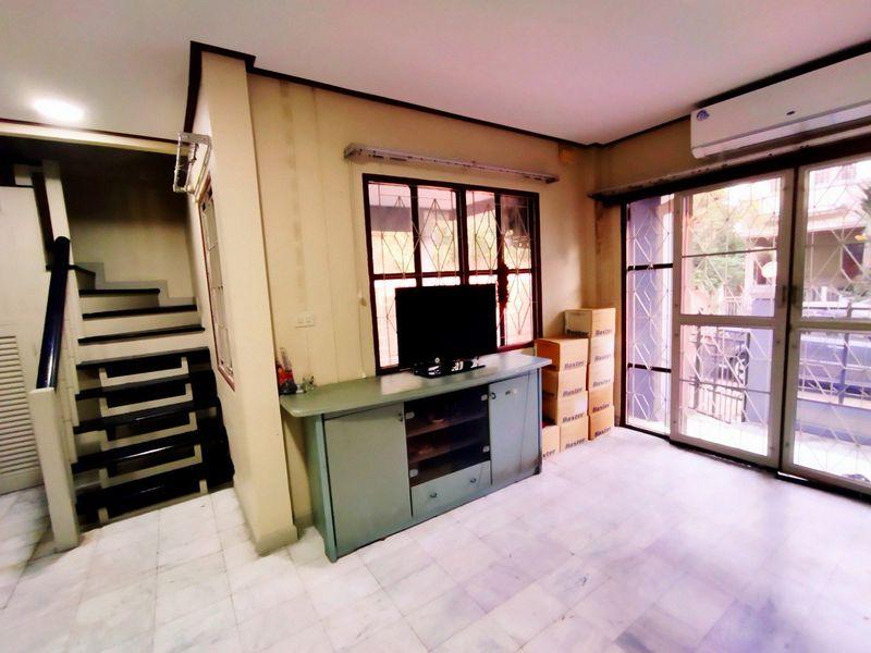 ขาย ทาวน์เฮ้าส์ 2 ชั้น 24 ตรว.หมู่บ้านบุศรินทร์ Land & House ถ.พระยาสุเรนทร์ ซอย 40 แขวงสามวาตะวันตก เขตคลองสามวา กรุงเทพฯ 5