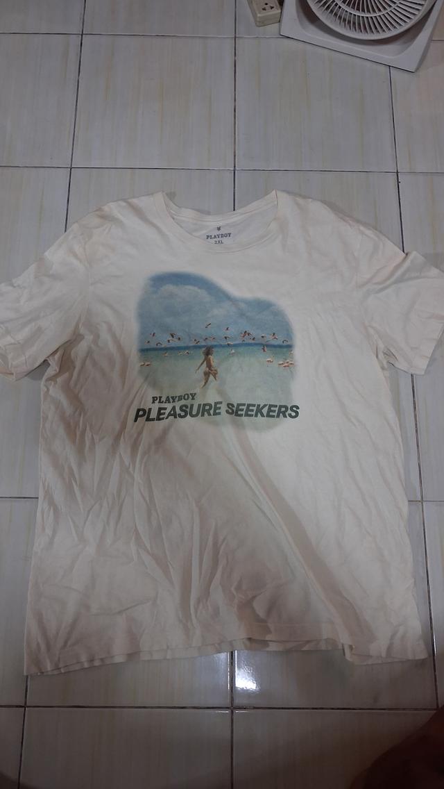 เสื้อยืดวินเทจมือสอง คอกลมสีครีมแบรนด์แท้ Playboy ลายกราฟิกชายหาดนกฟลามิงโกและข้อความ "Pleasure Seekers" ตัวเสื้อเป็นทรงสวย ใส่สบาย