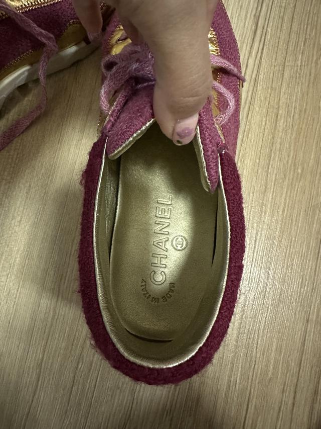รูป รองเท้า Chanel sneakers pink gold metallic 5