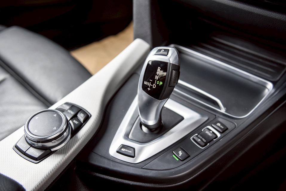 รหัสรถ CBL9976 BMW 330e Limousine Plug-in Hybrid 2016