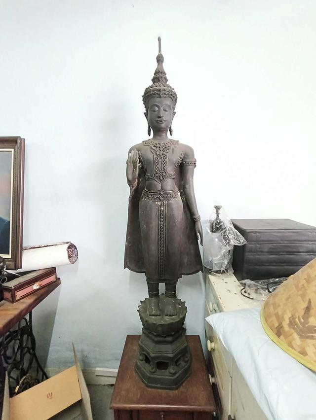 พระบูชาตั้งโชว์ ราคา 50,000ต่อรองได้