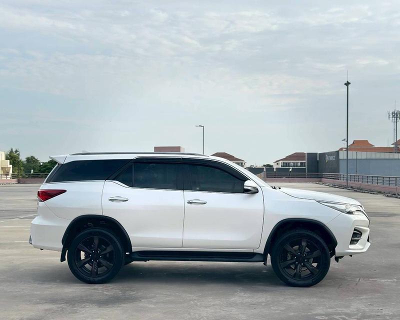 Toyota Fortuner 2.8 TRD เกียร์ออโต้ 4WD สีขาวมุก ปี 2017 จด2017 แท้ 5