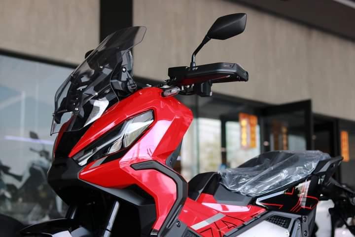 Honda X-ADV สีแดงง 2