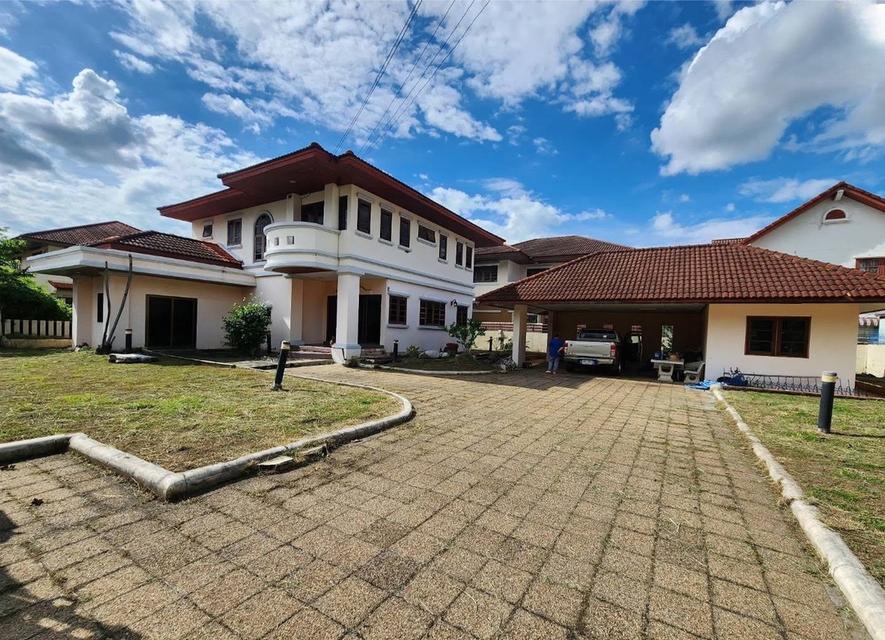 ขายบ้านเมืองเอก โครงการ 5 หน้าเป็นสนามกอล์ฟเมืองเอก หลังเป็นตลาดสัมมากร 1