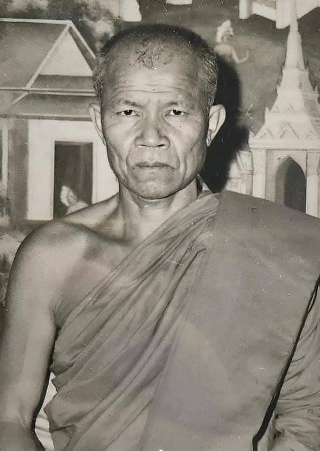  พระผงครึ่งองค์ หลวงตามหาบัว รุ่นเมตตาบารมีอยู่เย็นเป็นสุข 