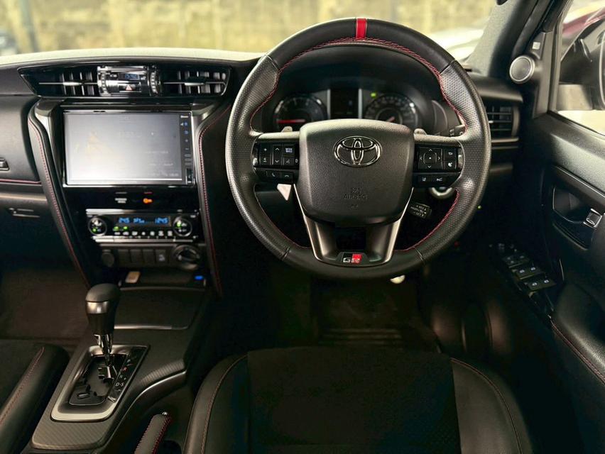ปี 2022 TOYOTA FORTUNER, 2.8 GR SPORT BLACK TOP 4WD โฉม ปี15-ปัจจุบัน สีขาว ไมล์แท้ 44,313 12